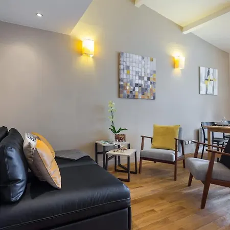 公寓 Elegant Riviera Retreat Steps To & Dining